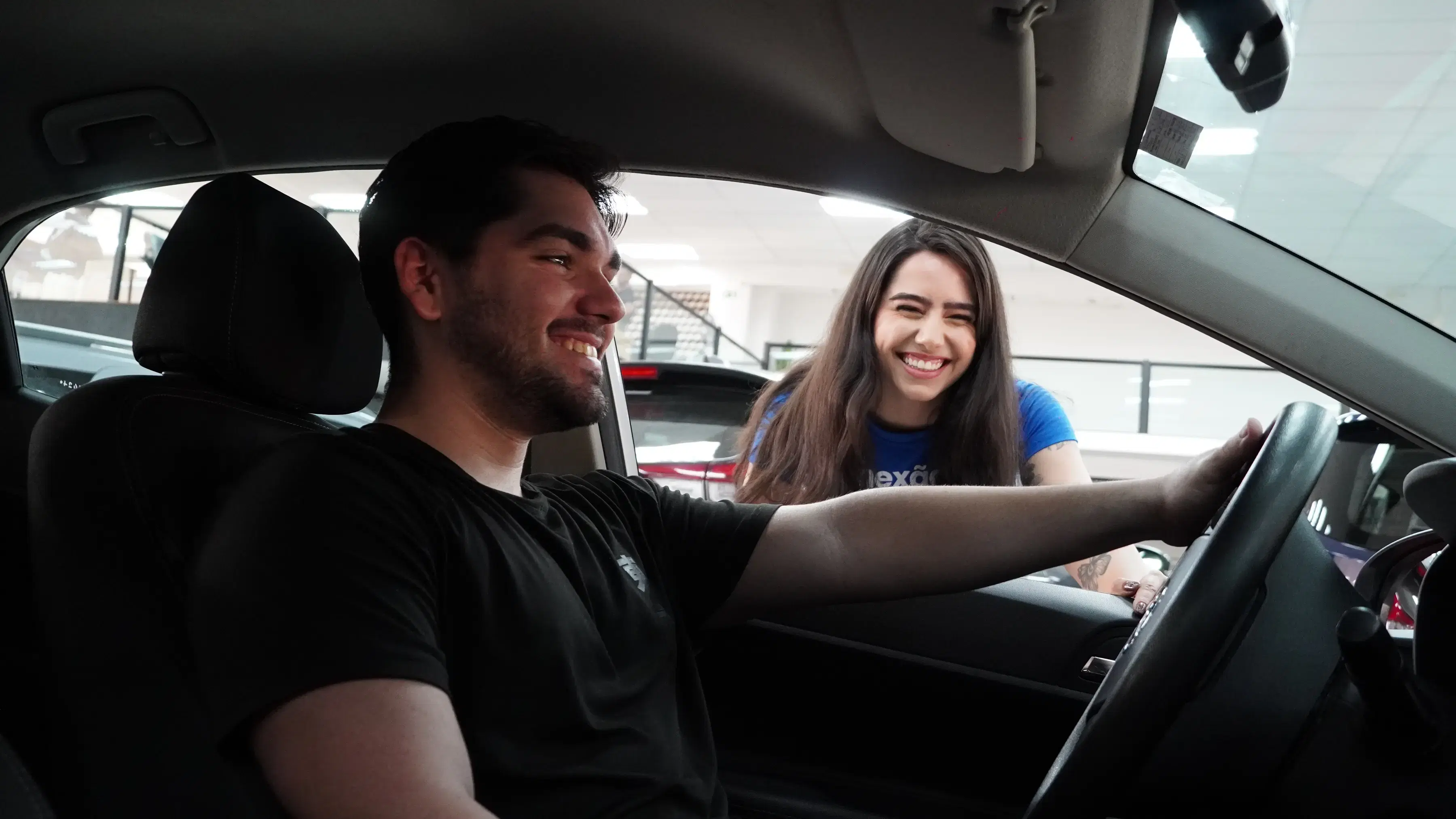 Cliente saindo com carro novo após aprovação facilitada